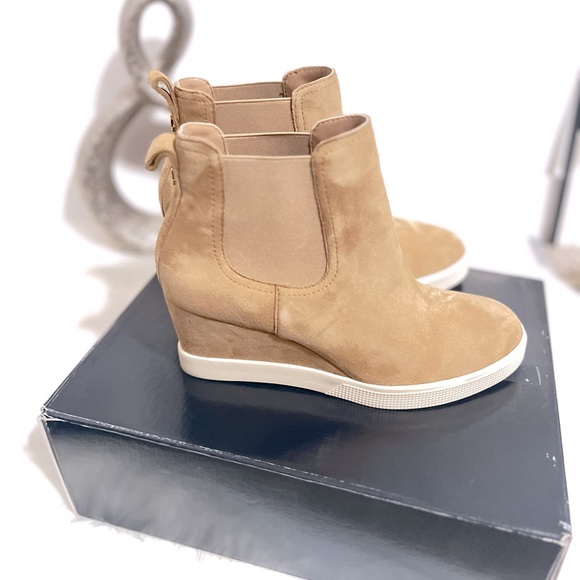 Lauren Ralph Lauren Women's Beige Suede Reade Wedge Sneaker Size 8M shoes, boots - Picture 8 of 9